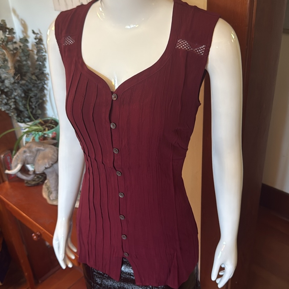 NWT Eddie Bauer size small Women's Burgundy Sleeveless Top